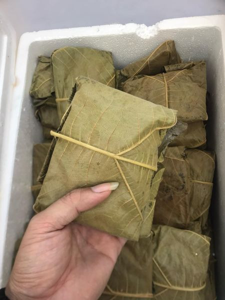 Bánh trứng kiến ăn rất ngậy, khi ăn người thưởng thức sẽ thấy nổ lép bép trong miệng rất lạ.