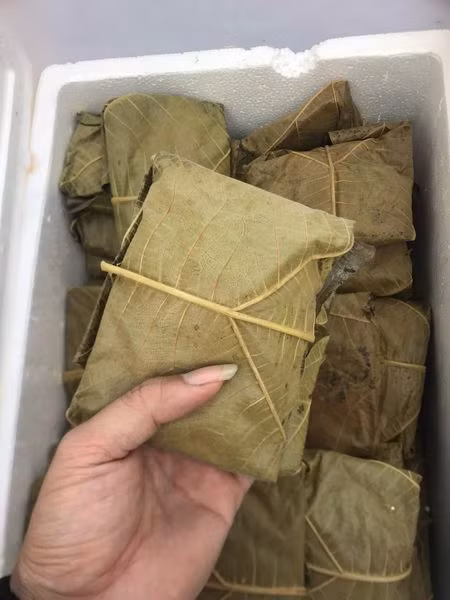 Bánh trứng kiến ăn rất ngậy, khi ăn người thưởng thức sẽ thấy nổ lép bép trong miệng rất lạ.