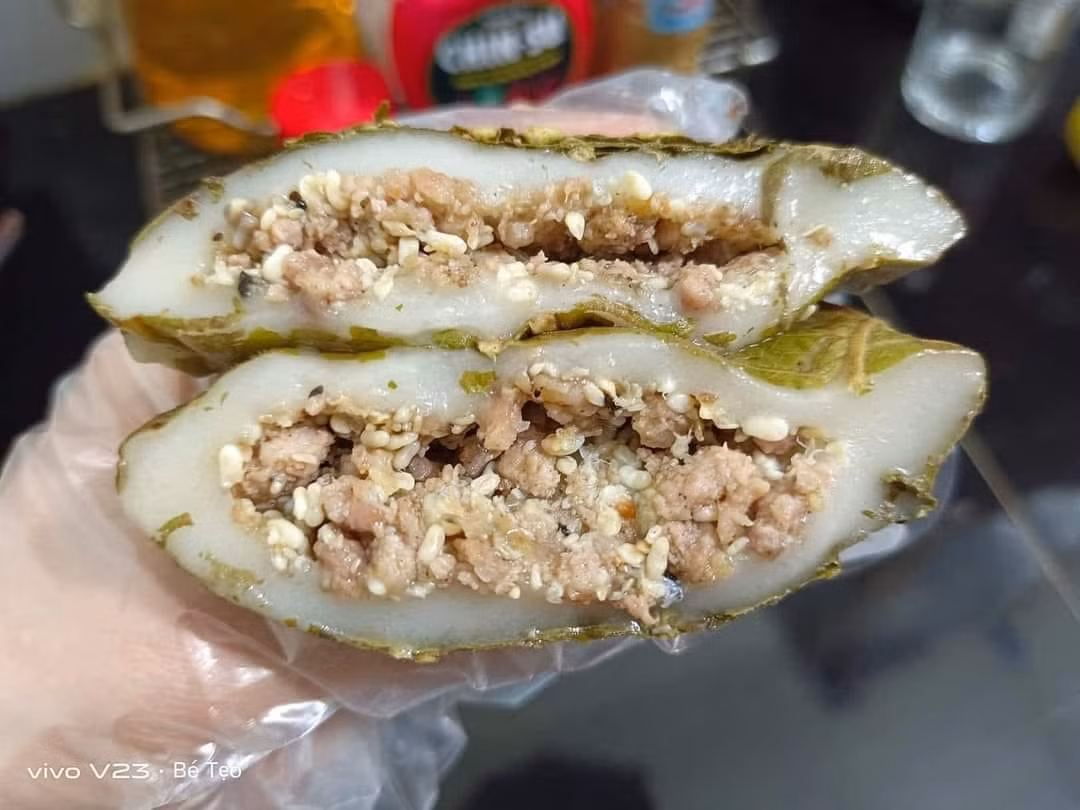 Cũng theo chị Loan, hiện đang là chính vụ nên trứng kiến không khan hàng. Khách muốn mua bao nhiêu bánh trứng kiến, trứng kiến đều được.