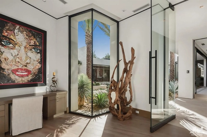 CEo Apple sử dụng nhiều kính và gỗ, tối ưu hoá sự đơn giản và thoải mái.