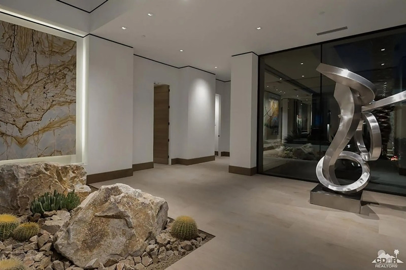 Trong nhà có 1 phòng làm việc dành riêng cho Tim Cook.