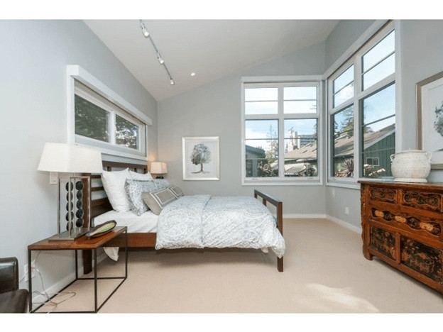 Bên trong ngôi nhà được trang trí với nội thất màu trắng, xám chủ đạo, ngập tràn ánh sáng tự nhiên.