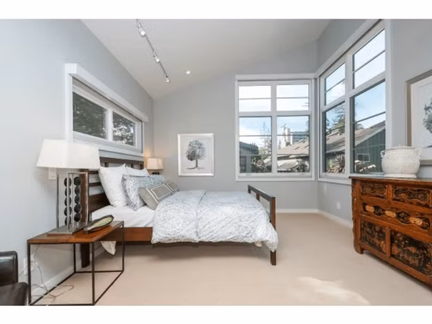 Bên trong ngôi nhà được trang trí với nội thất màu trắng, xám chủ đạo, ngập tràn ánh sáng tự nhiên.