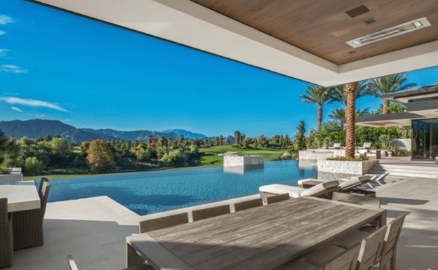 Bể bơi vô cực là nơi vị CEO yêu thích mỗi khi về đây nghỉ dưỡng.