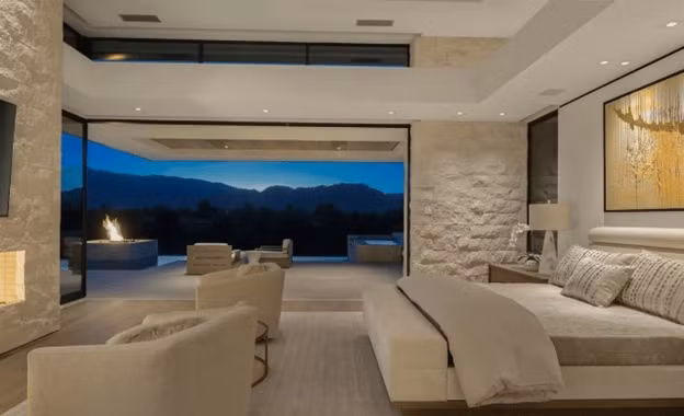 Nhà sử dụng tông màu trung tính với gam nâu và be chủ đạo, có view núi hùng vĩ.