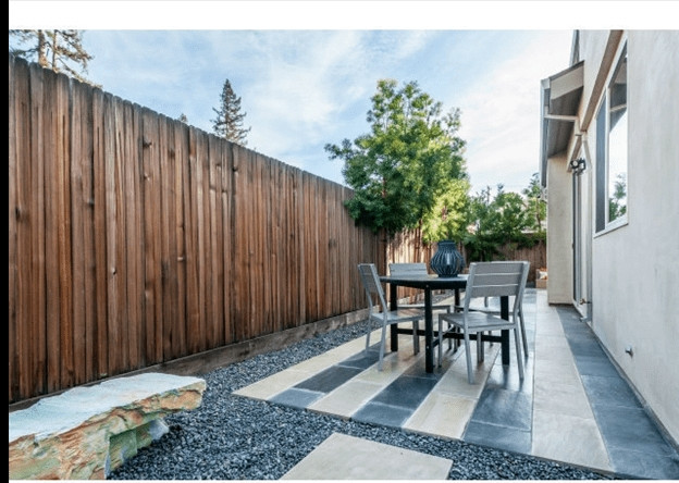 Bên ngoài sân vườn, CEO Tim Cook lát đá và rải sỏi tạo thành không gian thư giãn, thưởng trà.