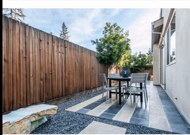 Bên ngoài sân vườn, CEO Tim Cook lát đá và rải sỏi tạo thành không gian thư giãn, thưởng trà.