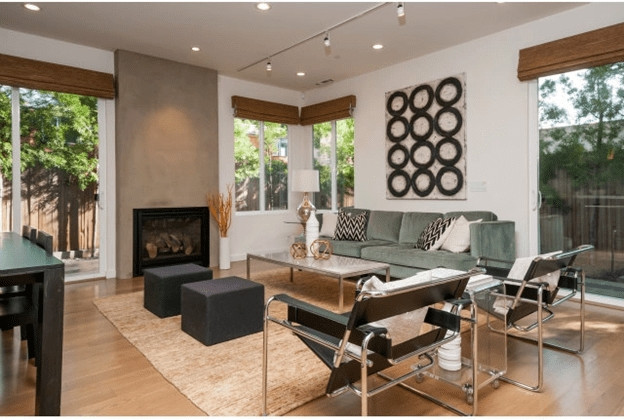 Nơi ở chính của CEO Apple Tim Cook là căn dinh thự rộng 2.400 m2 ở Palo Alto, California. Riêng diện tích phần nhà rộng 930 m2, gồm 5 phòng ngủ, hai phòng khách lớn, hồ bơi ngoài trời và quầy bar.