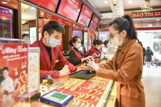 Ban đầu, gia đình bà Điểm chủ yếu dựa vào tự học hỏi và đúc rút kinh nghiệm để phân biệt vàng thật - giả, tuổi thọ của vàng. Ảnh: Internet