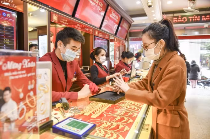 Ban đầu, gia đình bà Điểm chủ yếu dựa vào tự học hỏi và đúc rút kinh nghiệm để phân biệt vàng thật - giả, tuổi thọ của vàng. Ảnh: Internet