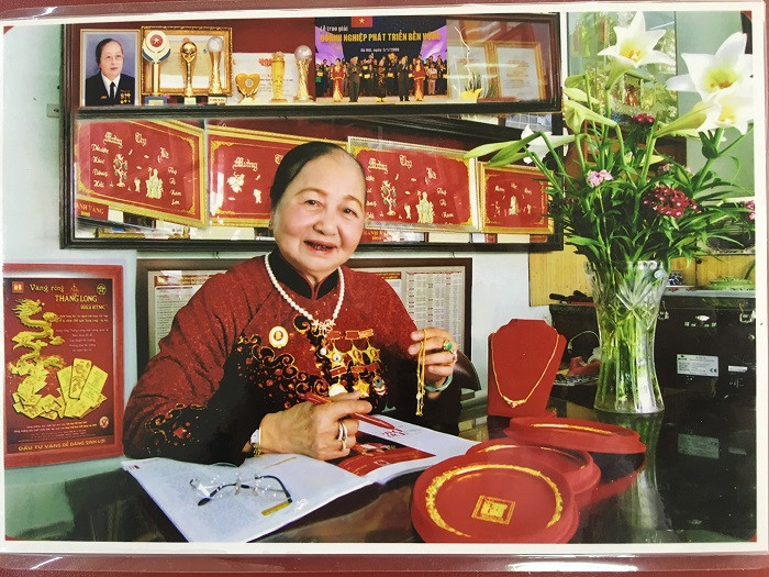 Người đặt những viên gạch đầu tiên cho chuỗi thương hiệu vàng bạc Bảo Tín là bà Lương Thị Điểm (sinh năm 1936) tại thôn Bình Vọng, xã Bạch Đằng, huyện Thường Tín, Hà Nội. Chồng của bà là Vũ Văn Khâm, từng là bộ đội phục vụ cho cuộc kháng chiến chống thực dân Pháp. Ảnh: Kinhdoanhvaphattrien