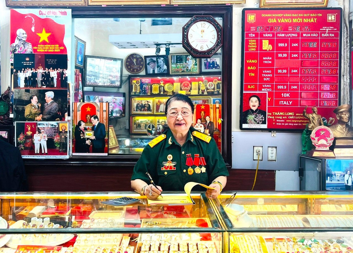 Vì ngày nào cũng bán ở cổng chợ nên có người quen tin tưởng nhờ bà bán hộ nhẫn vàng. Rồi bà bán được bao nhiêu tiền lại gửi lại đầy đủ. Cứ như thế ngày càng đông người nhờ bà mua bán hộ vàng bạc. Cơ duyên đến với nghề buôn bán vàng của bà từ đây. Ảnh: Laodongthudo
