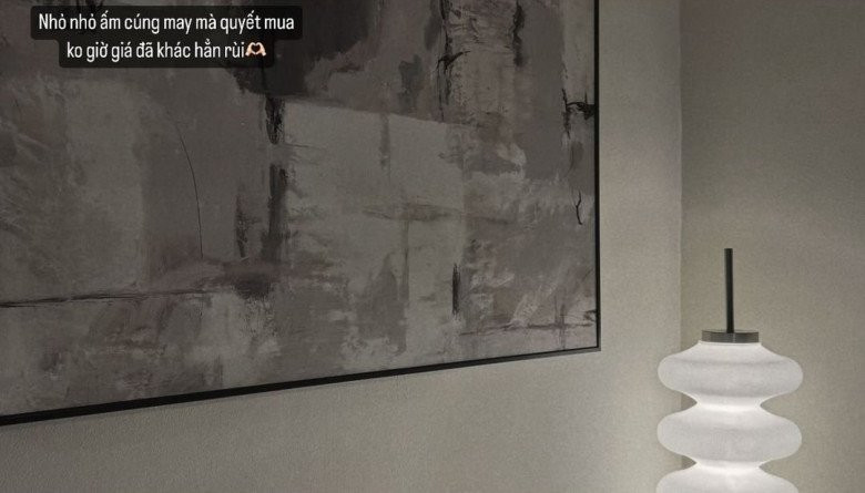 Tranh trừu tượng và đen trang trí tạo không gian nghệ thuật, đầy tinh tế.