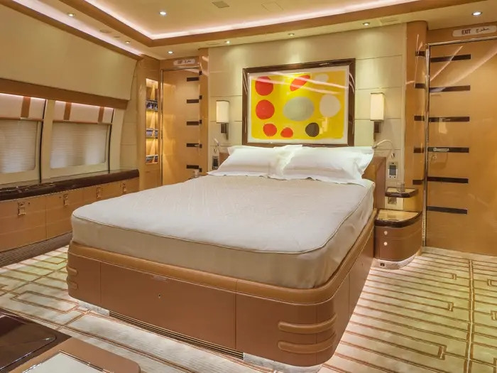 Phòng ngủ chính nằm ở mũi máy bay, ngay dưới buồng lái, cách xa động cơ. Trong phòng ngủ có một chiếc giường kích thước bình thường với các ngăn tủ để đựng đồ bên dưới.