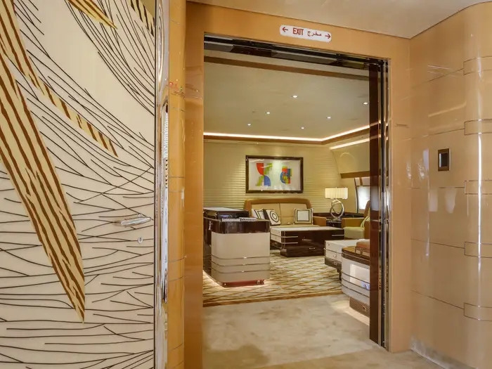 Nội thất trên máy bay được chia thành các dãy phòng được trang trí công phu.