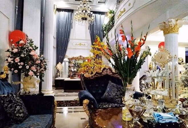 Hoa tươi tô điểm cho không gian phòng khách. Ảnh: FBNV