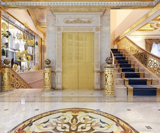 Thang máy cũng được mạ vàng lấp lánh. Ảnh: Happynest