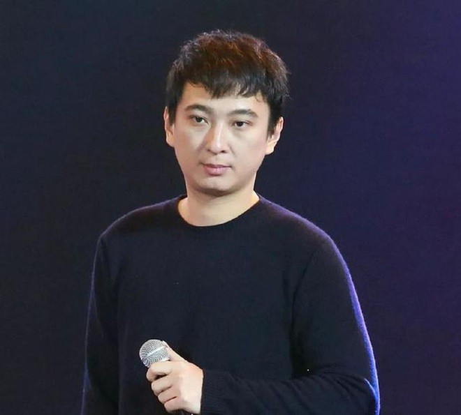 Không tham gia làng giải trí nhưng Vương Tư Thông - vị thiếu gia giàu nhất Trung Quốc vẫn khiến cả showbiz Hoa ngữ phải kiêng nể. Thiếu gia họ Vương có mối quan hệ thân thiết với nhiều ngôi sao hạng A và được xem là có tài "sát gái" bậc nhất Trung Quốc. Ảnh: Sina