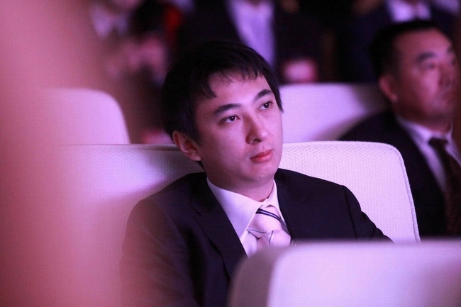 Là một rich kid từng tiêu tiền không phải nghĩ, Tư Thông bị tòa án Bắc Kinh niêm phong tài sản, cấm giao dịch, mua sắm xa xỉ. Ảnh: Sohu