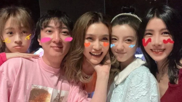 Cuộc sống phủ đầy mùi vị tiền của Vương Tư Thông khiến nhiều người ghen tị, ngưỡng mộ và có cả ngán ngẩm. Ảnh: Sohu