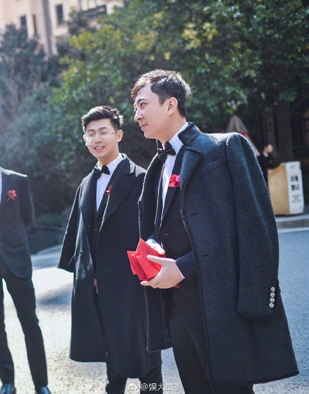 Năm 2019, trong đám cưới của game thủ nổi tiếng Tửu Thần, Vương Tư Thông trao chiếc chìa khóa một chiếc Rolls Royce mới tinh cho bạn thân làm quà cưới. Ảnh; Sohu