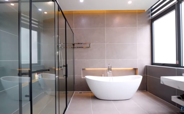 Phòng tắm rộng, tràn ngập ánh sáng tự nhiên.