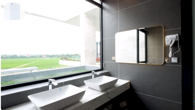 Đặc biệt, phòng tắm cũng có tầm view tuyệt đẹp hướng ra cánh đồng. Nguồn ảnh: chụp màn hình NhaF