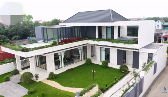 Căn biệt thự có kiến trúc hiện đại gồm những khối hình hộp xếp chồng lên nhau tạo ra vẻ bên ngoài rất Tây.