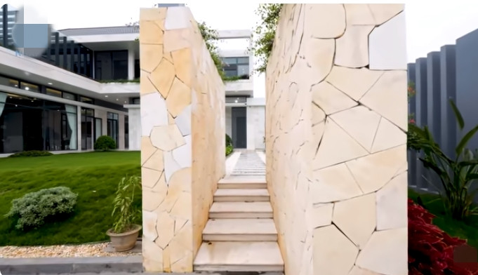 Đây là ngôi nhà của một người con trai dành tặng bố mẹ để nghỉ ngơi mỗi ngày. Lối vào nhà ốp đá xẻ tự nhiên.