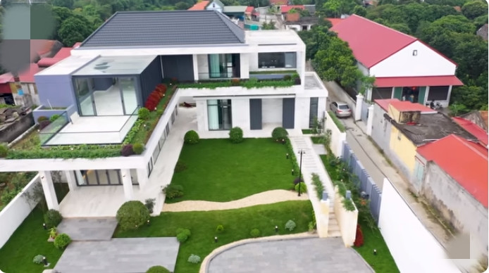 Diện tích xây nhà chỉ 300m2, còn lại 600m2 dành cho khu vườn với thảm cỏ xanh mướt.