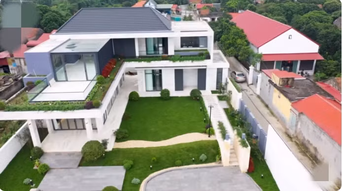 Diện tích xây nhà chỉ 300m2, còn lại 600m2 dành cho khu vườn với thảm cỏ xanh mướt.