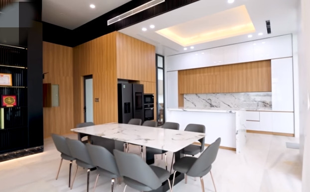 Thông với phòng khách là khu bếp và bàn ăn đủ chỗ cho 10 người.