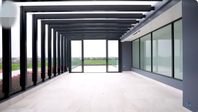 Trên tầng 2 có khoảng sân thượng rộng rãi, phía trên là mái kính khung thép.