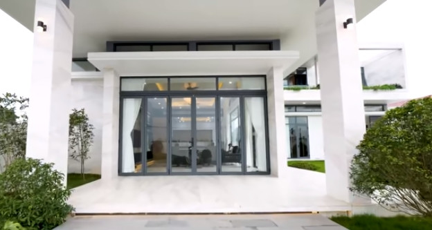 Sảnh vào nhà rất rộng, được ốp đá tự nhiên.