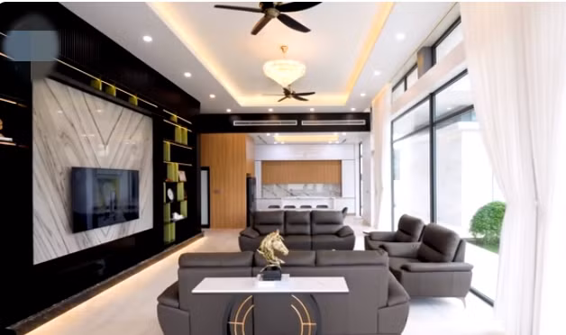 Bên trong nhà mang đến cảm giác như một căn biệt thự nghỉ dưỡng bởi trần cao gần 5 mét.