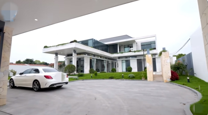 Mới đây, kênh YouTube NhaF giới thiệu một căn biệt thự có diện tích lô đất 900m2, với chi phí xây dựng khoảng 7 tỷ đồng tại Hưng Yên.