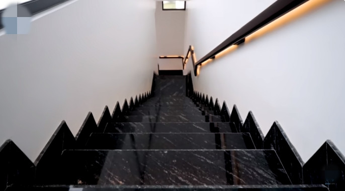 Do khổ đất lớn nên cầu thang có độ thoải nhất định, chiếu nghỉ lớn giúp việc di chuyển thoải mái.