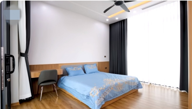 Phòng ngủ master trên tầng 2 thiết kế đơn giản nhưng sang trọng.