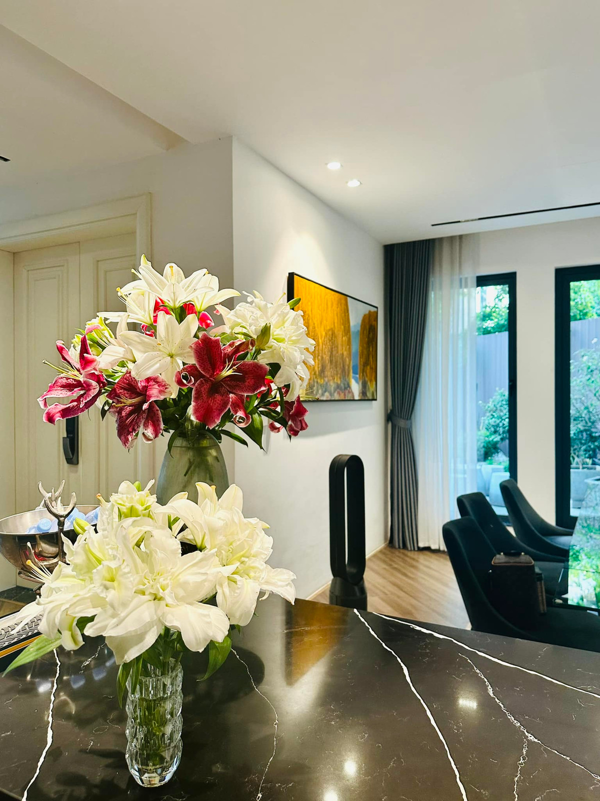 Nữ BTV thường xuyên trang trí nhà bằng những bình hoa tươi.