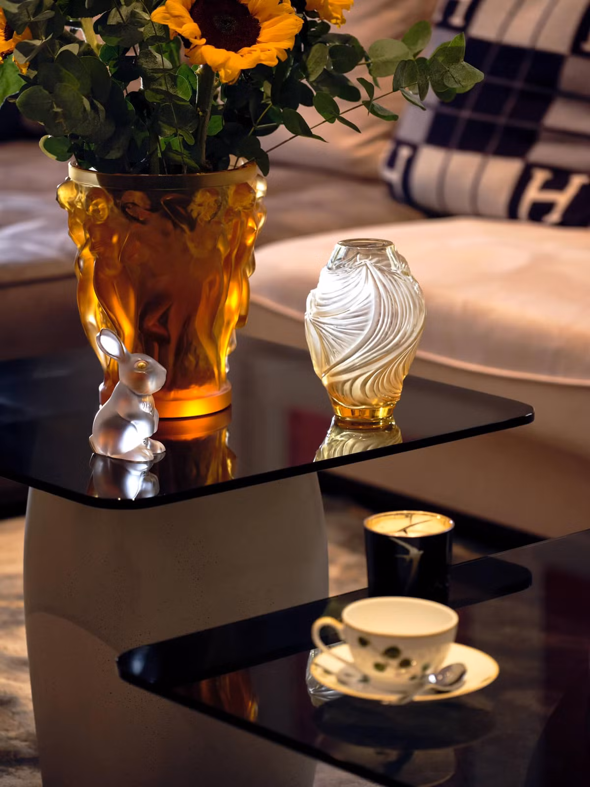 Toàn bộ không gian sống được sơn gam màu trắng tinh tế, cùng với đó là những món đồ nội thất mang phong cách cổ điển, quý phái làm tôn lên vẻ sang trọng.