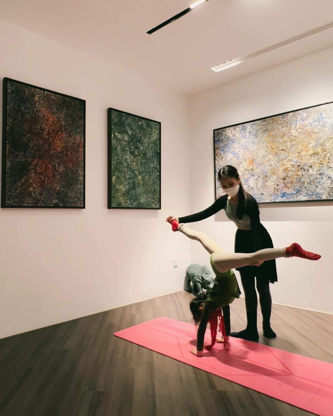 Căn phòng rộng rãi, trang trí nhiều bức họa bắt mắt trên tường.