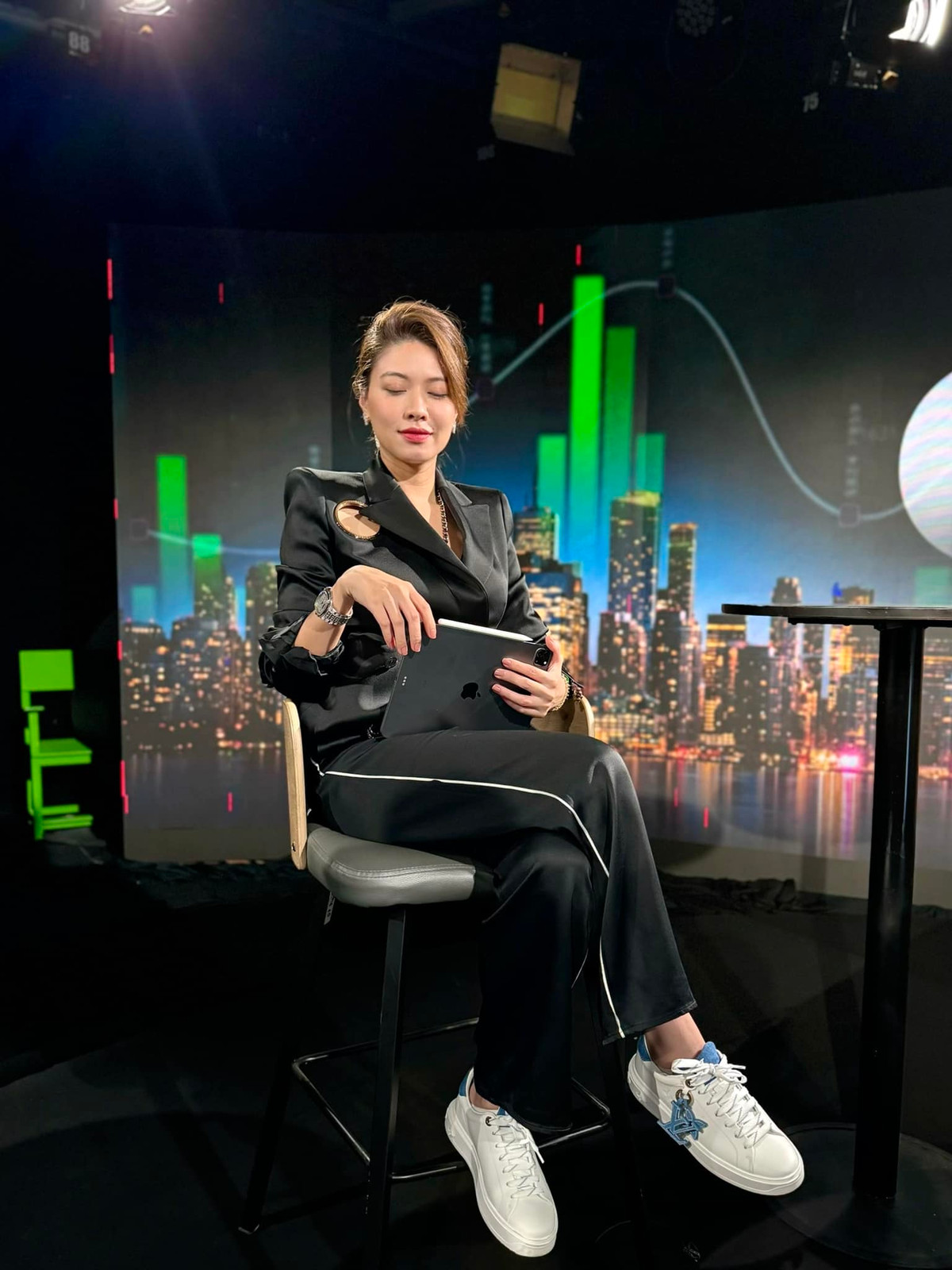 Hiếm khi chia sẻ về đới sống cá nhân hay khoe khoang đồ hiệu nhưng Ngọc Trinh vẫn được công chúng nhớ đến đầu tiên khi nhắc tới danh hiệu BTV giàu có nhất nhì VTV.