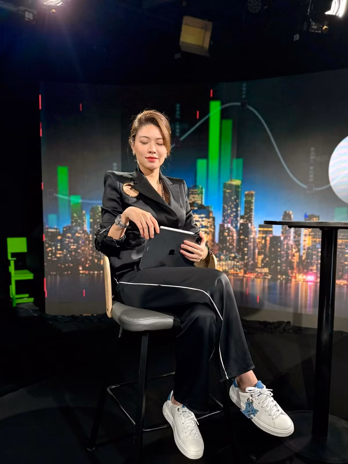 Hiếm khi chia sẻ về đới sống cá nhân hay khoe khoang đồ hiệu nhưng Ngọc Trinh vẫn được công chúng nhớ đến đầu tiên khi nhắc tới danh hiệu BTV giàu có nhất nhì VTV.