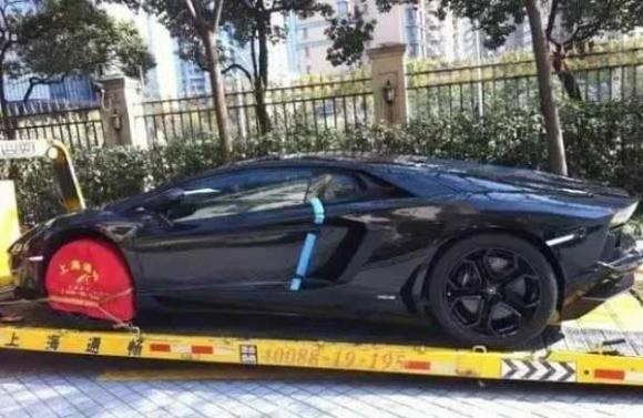 Thế nhưng, anh không màng đến tài sản mà chỉ cần người không bị thương. Ngày hôm sau, Tần Phấn đổi xe mới, bỏ xe cũ và không quan tâm đến phải chi mất bao nhiêu tiền.