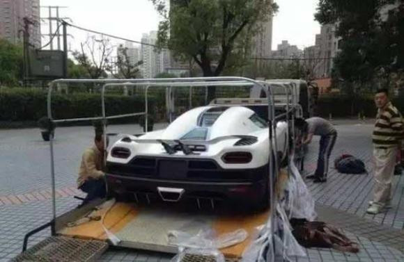 Thậm chí, có nguồn tin cho rằng, chàng thiếu gia xứ Trung cho bạn gái mượn chiếc Porsche 918 Spyder. Không may, cô bạn gái đạp nhầm chân phanh thành chân ga gây tai nạn.