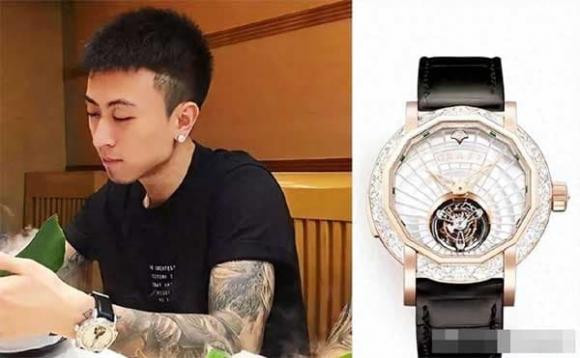 Ngoài bộ sưu tập siêu xe, Tần Phấn còn sở hữu những chiếc đồng hồ kim cương đắt đỏ.