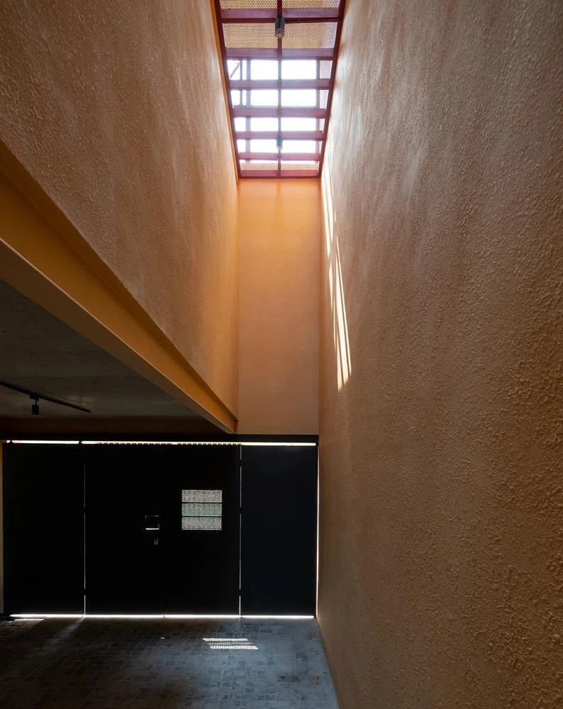 Lối vào nhà lấy sáng từ các khoảng trống.