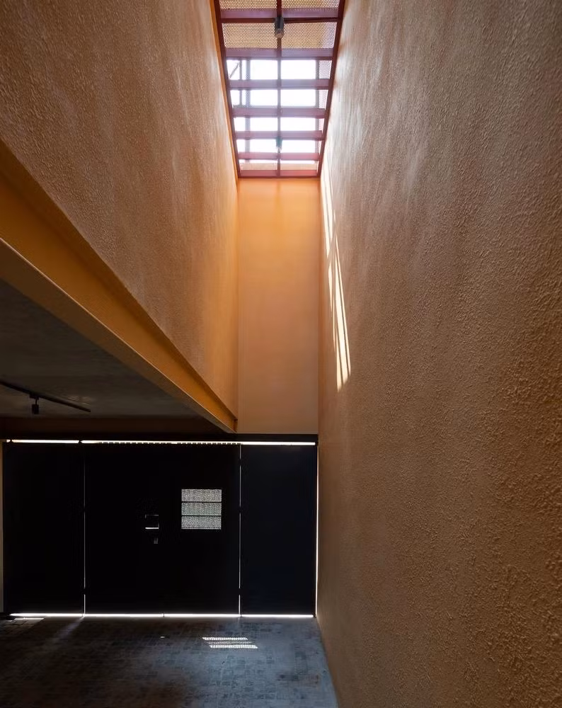 Lối vào nhà lấy sáng từ các khoảng trống.