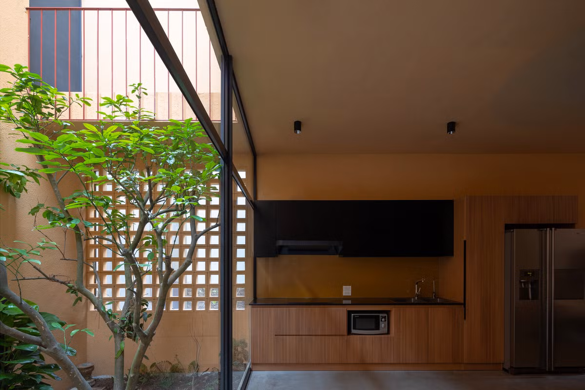 Bên cạnh những không gian riêng tư được tối giản với tính đặc thù, công trình tạo ra sự gắn kết giữa các thành viên trong gia đình bằng cách tất cả những phần còn lại của căn nhà.