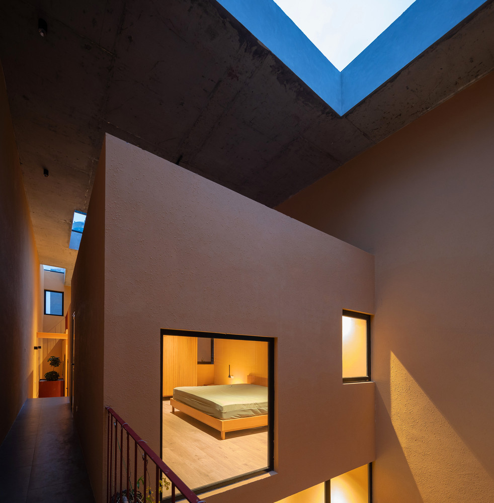 Việc tạo ra không gian đệm thông thoáng với nguồn ánh sáng tự nhiên, công trình kỳ vọng sẽ được vận hành một cách tối ưu và sử dụng hiệu quả về năng lượng.